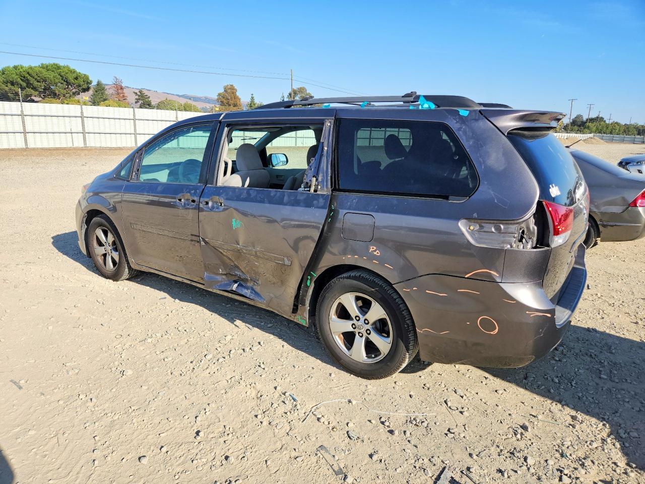2011 TOYOTA SIENNA LE — Фото 2 из 13