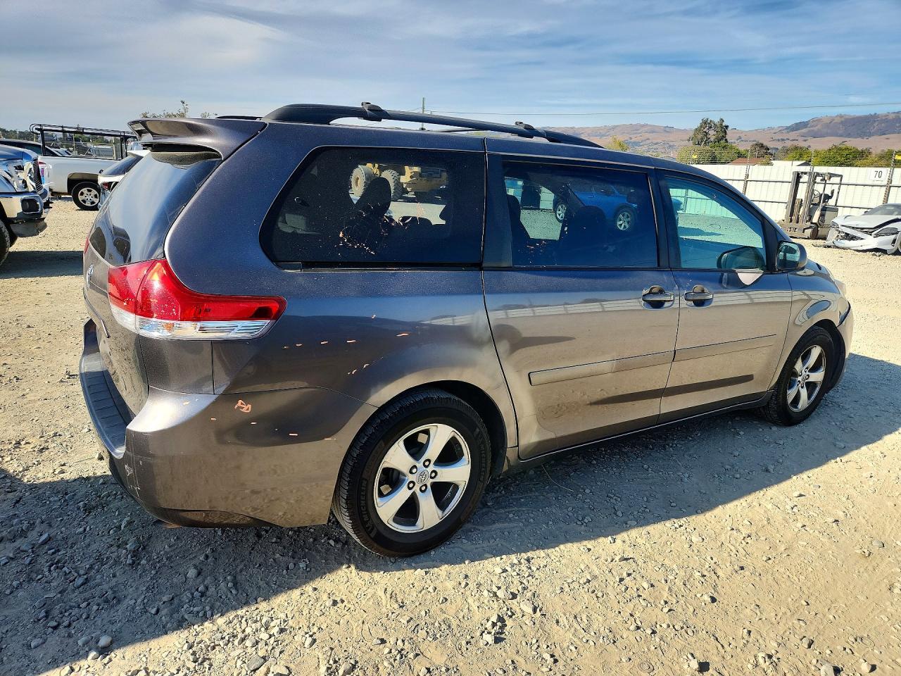 2011 TOYOTA SIENNA LE — Фото 3 из 13