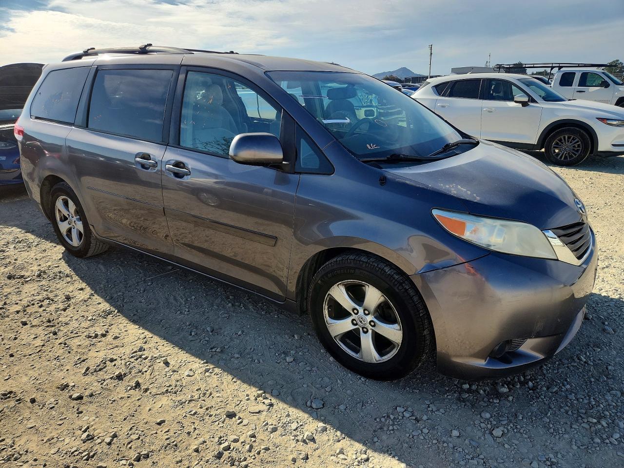 2011 TOYOTA SIENNA LE — Фото 4 из 13