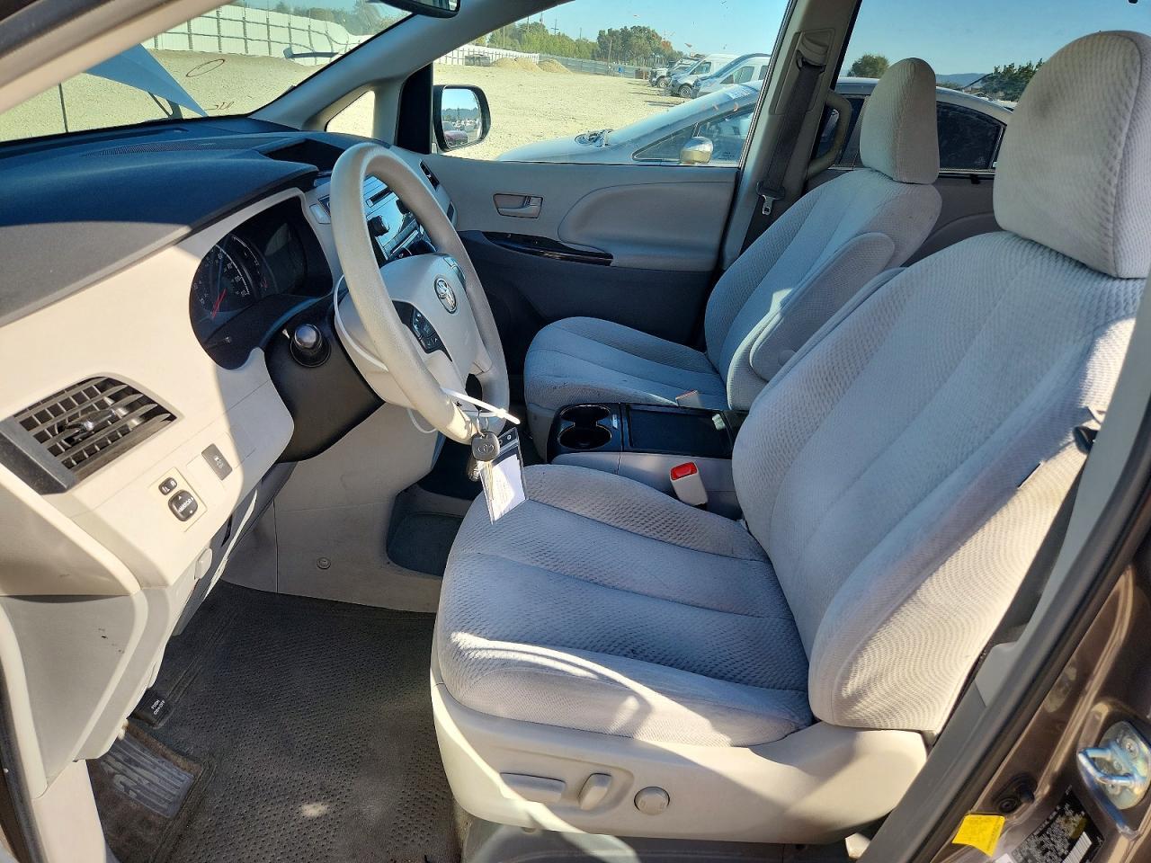 2011 TOYOTA SIENNA LE — Фото 7 из 13