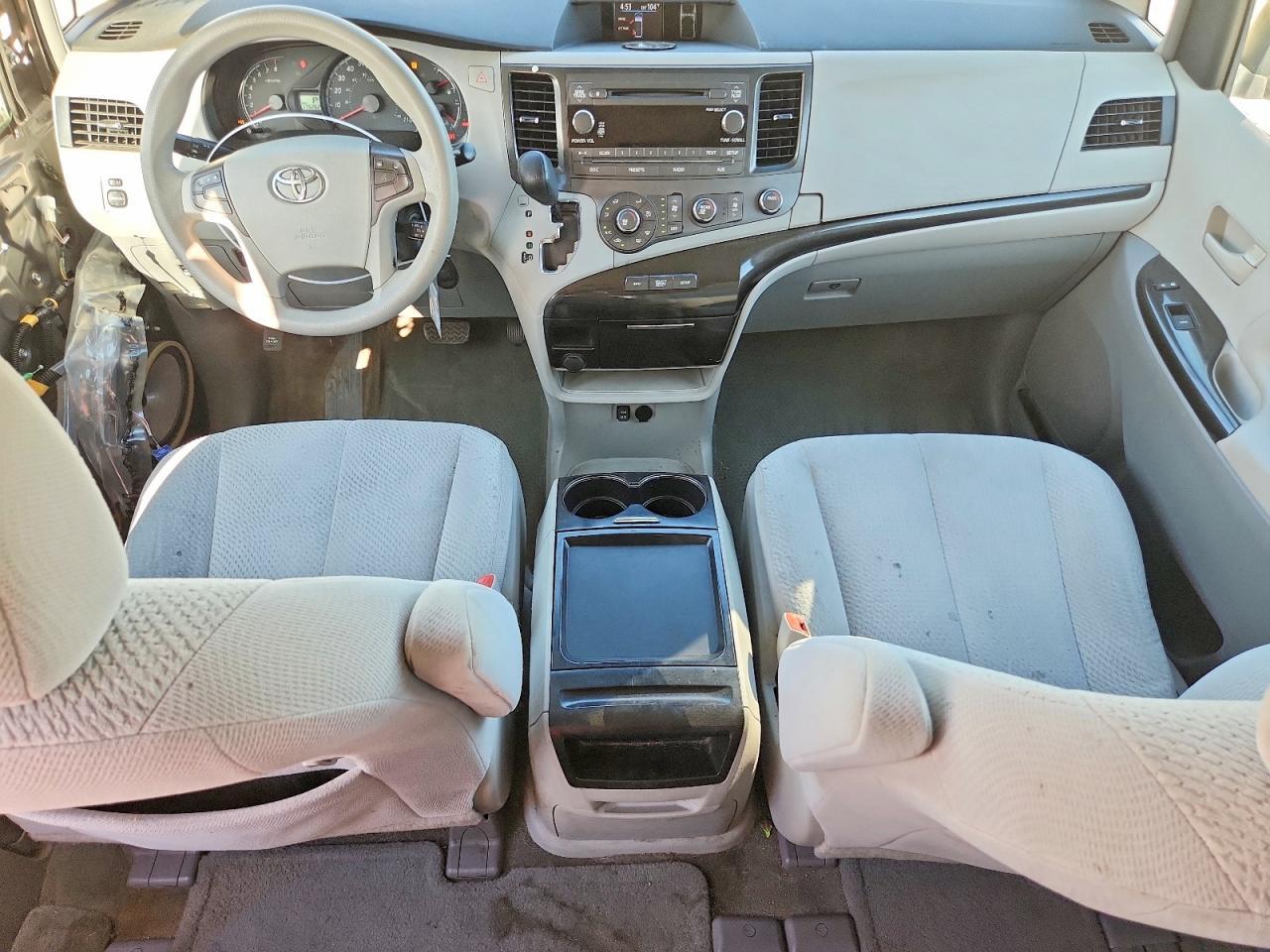 2011 TOYOTA SIENNA LE — Фото 8 из 13