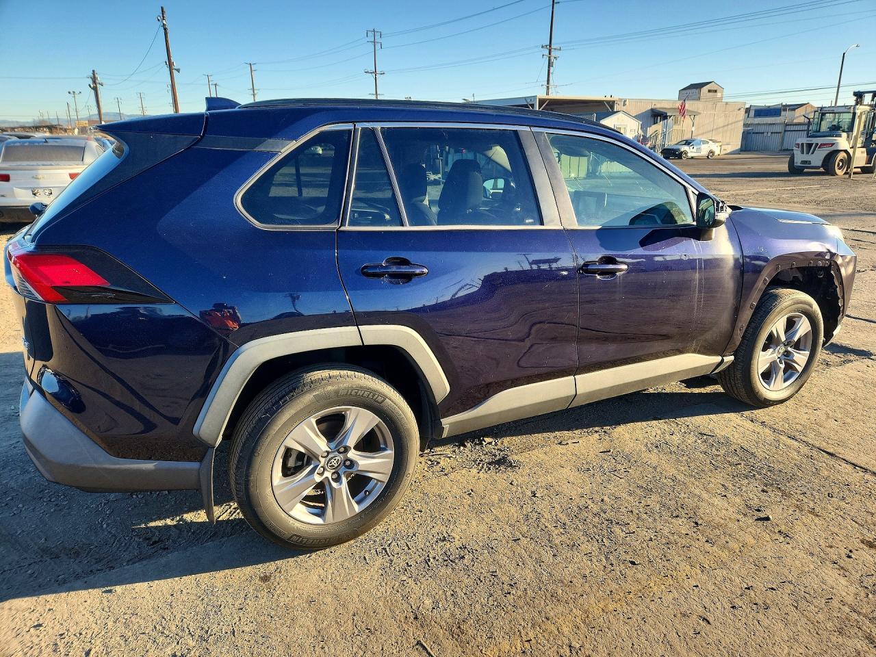 2019 TOYOTA RAV4 XLE — Фото 3 из 13