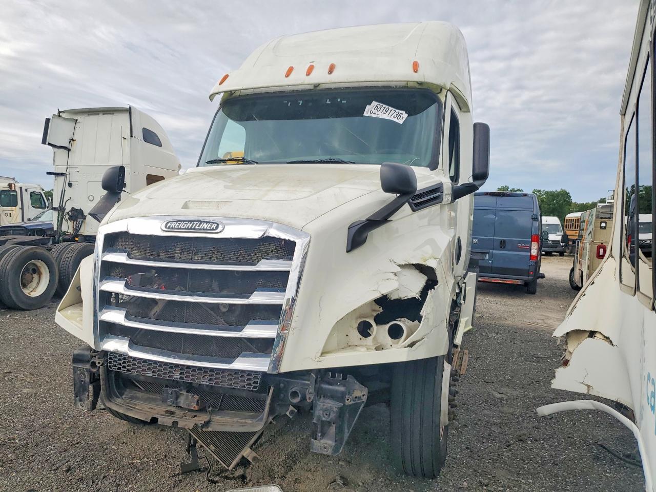 2018 FREIGHTLINER CASCADIA 126 3AKJHHDR3JSJR1074