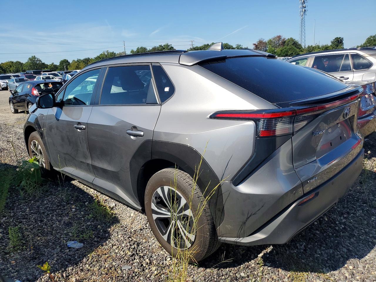 2024 TOYOTA BZ4X XLE — Фото 2 из 12