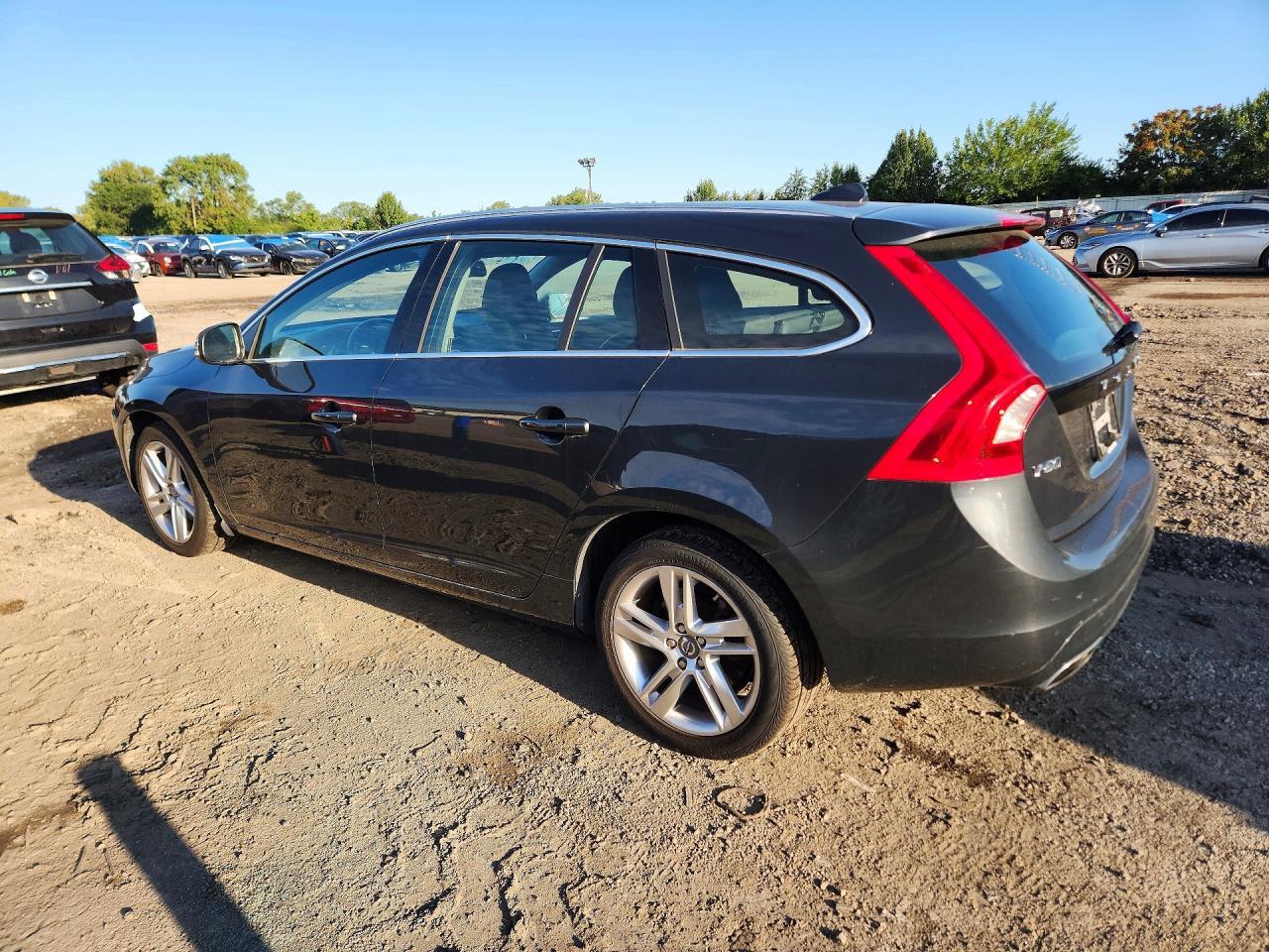 2015 VOLVO V60 PLATINUM — Фото 2 из 13