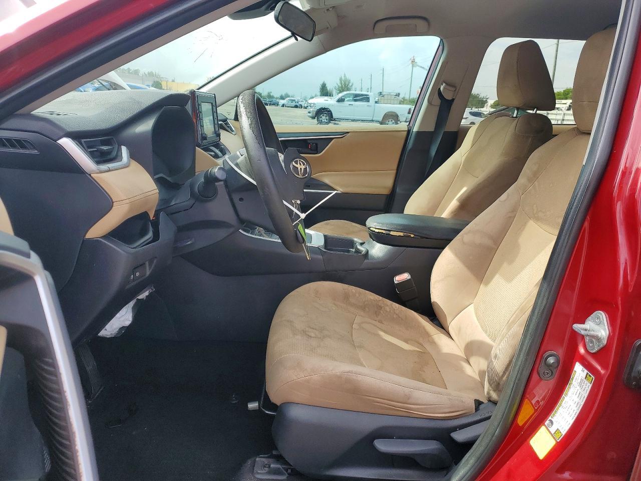 2019 TOYOTA RAV4 LE — Фото 7 из 13