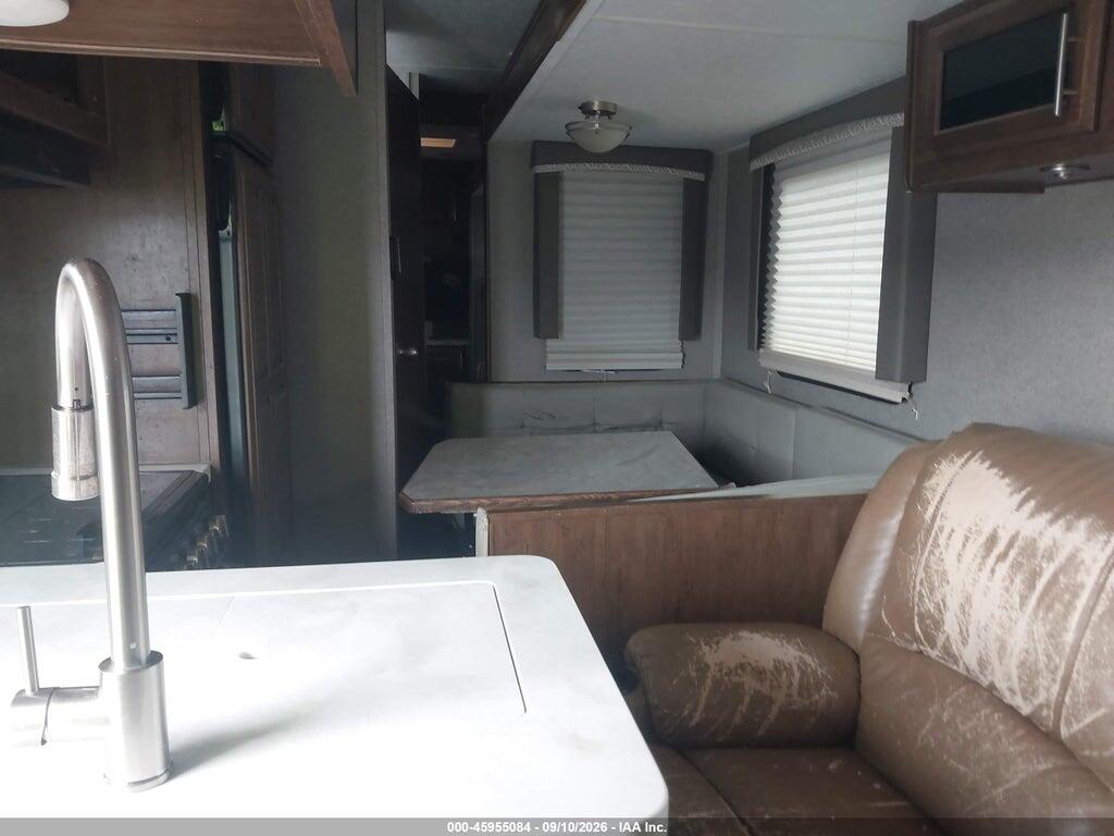4X4TRLG28K1887009 2019 FOREST RIVER OTHER photo no. 5