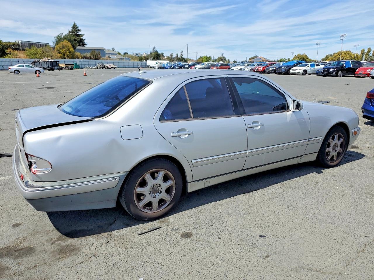 WDBJF65J9YB167107 2000 MERCEDES-BENZ E photo no. 3