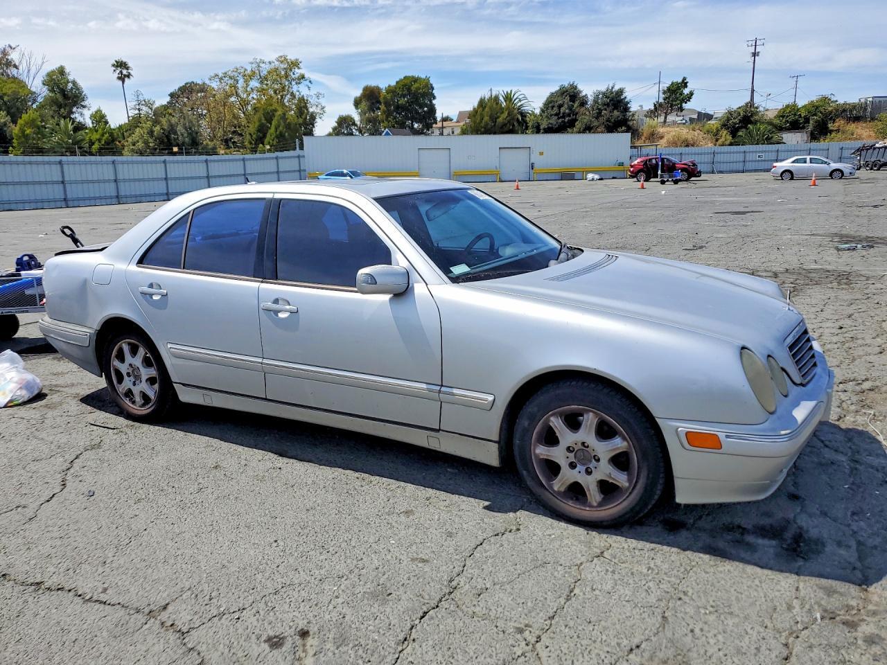 WDBJF65J9YB167107 2000 MERCEDES-BENZ E photo no. 4