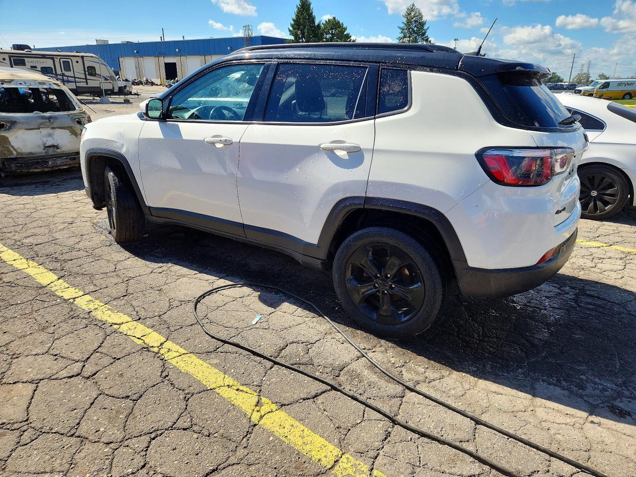 3C4NJDBB8JT453490 2018 JEEP COMPASS photo no. 2