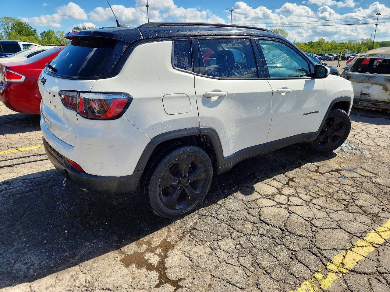 3C4NJDBB8JT453490 2018 JEEP COMPASS photo no. 3