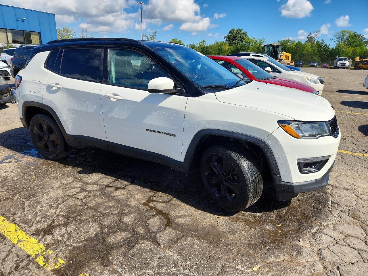 3C4NJDBB8JT453490 2018 JEEP COMPASS photo no. 4