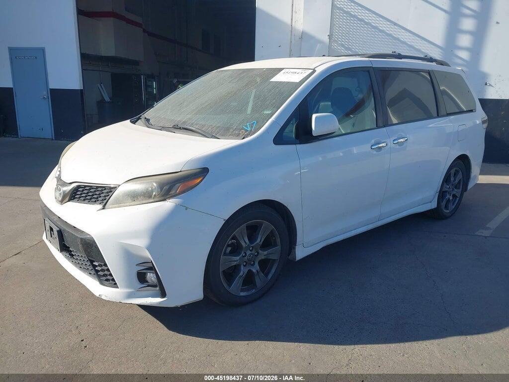 5TDXZ3DC8JS903568 2018 TOYOTA SIENNA photo no. 2