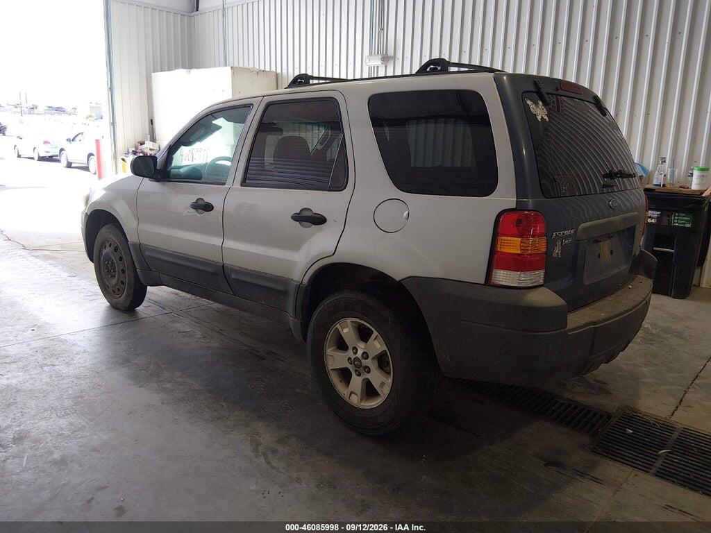 1FMYU93105KC70983 2005 FORD ESCAPE photo no. 3