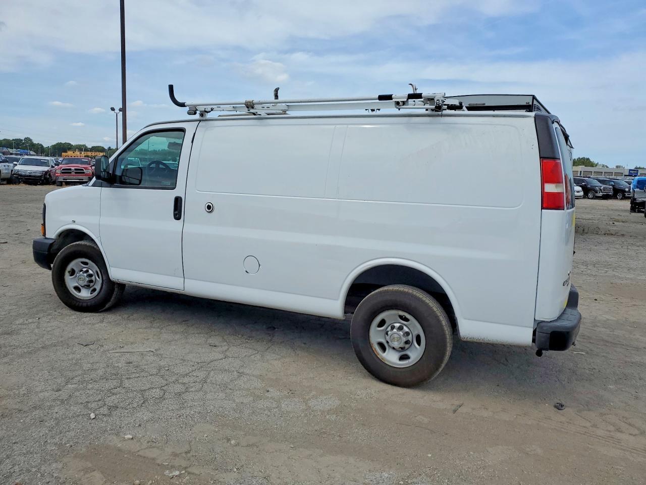 1GCWGFCB1D1902193 2013 CHEVROLET EXPRESS G2500 photo no. 2
