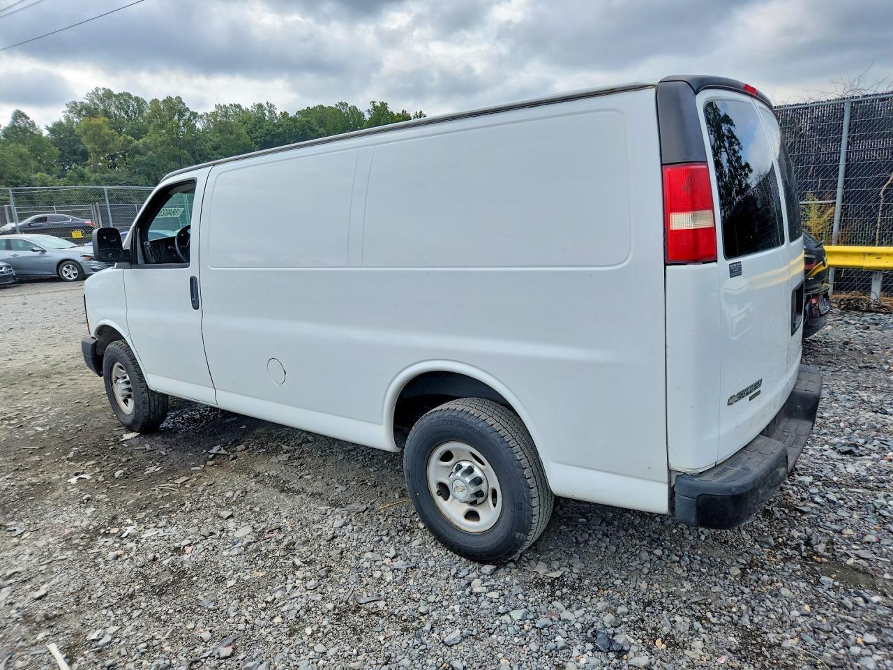 1GCWGFCA3E1102357 2014 CHEVROLET EXPRESS G2500 photo no. 2
