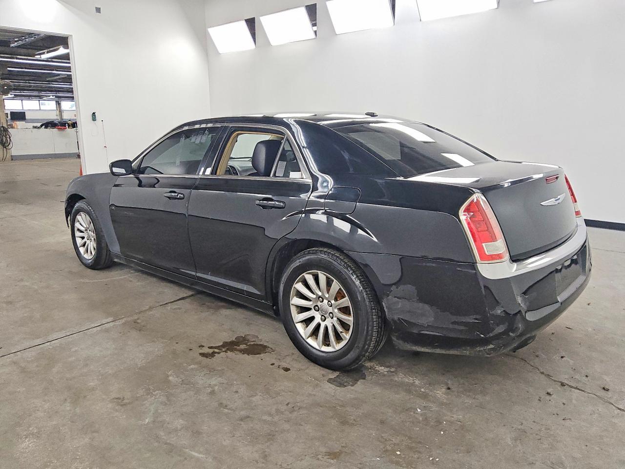2C3CCAAGXCH175561 2012 CHRYSLER 300 photo no. 2