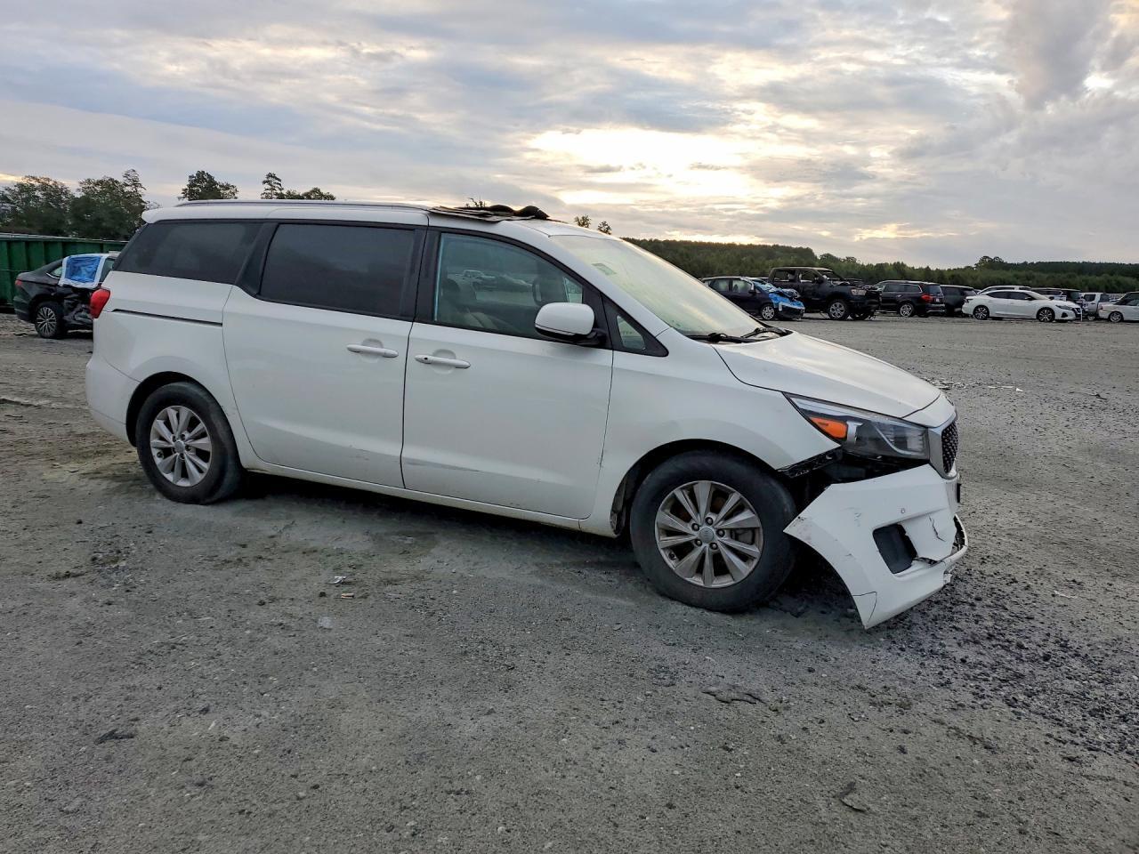 2017 KIA SEDONA LX — Фото 4 из 13