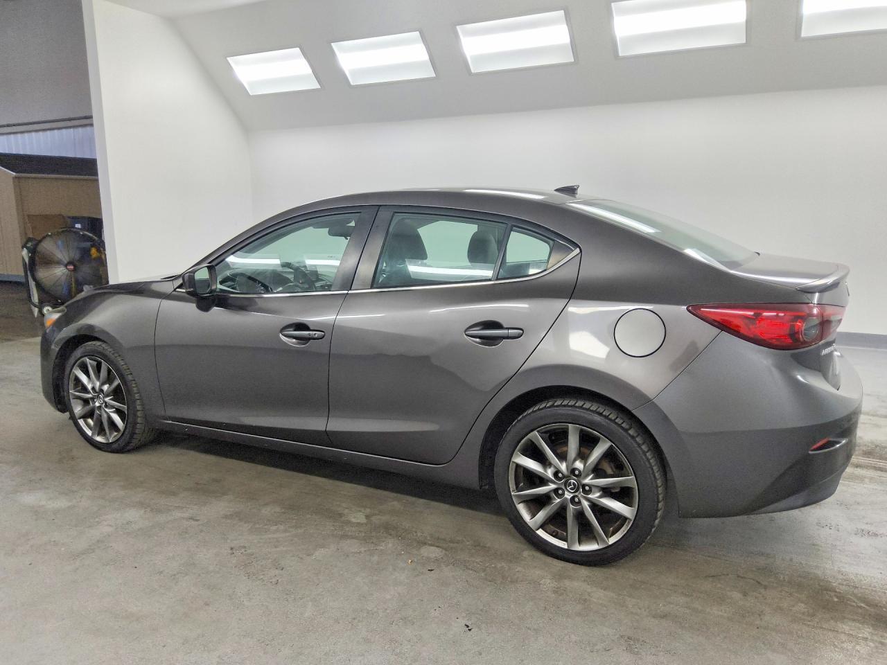 3MZBN1V35JM210432 2018 MAZDA 3 photo no. 2