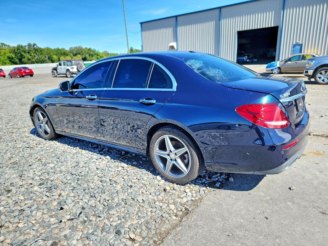 2017 MERCEDES-BENZ E 300 4MATIC — Фото 2 из 12