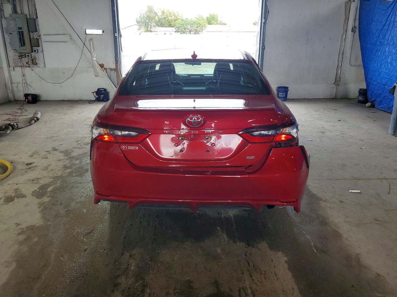 2021 TOYOTA CAMRY SE — Фото 6 из 12