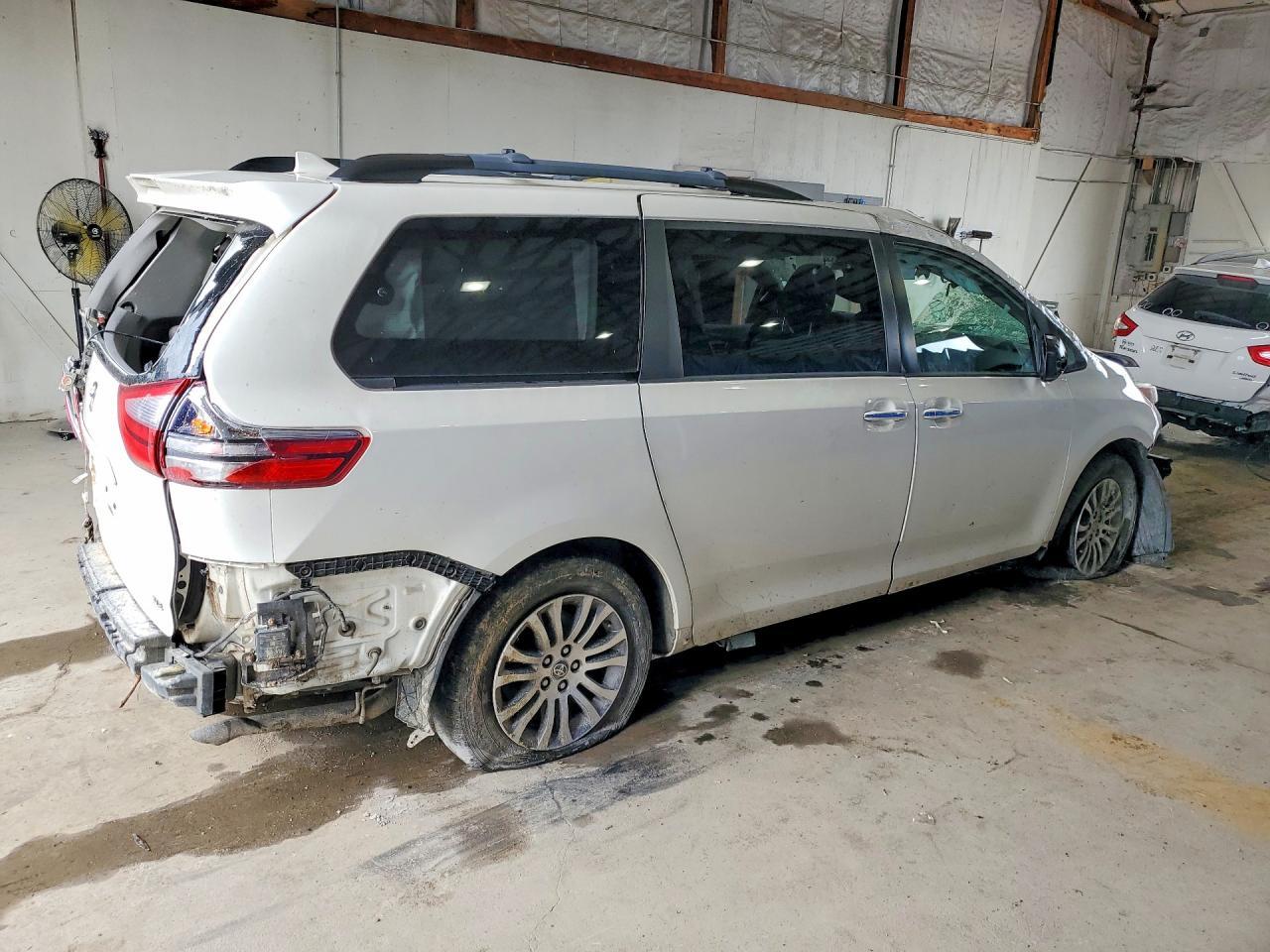 2020 TOYOTA SIENNA XLE 8-PASSENGER — Фото 3 из 14
