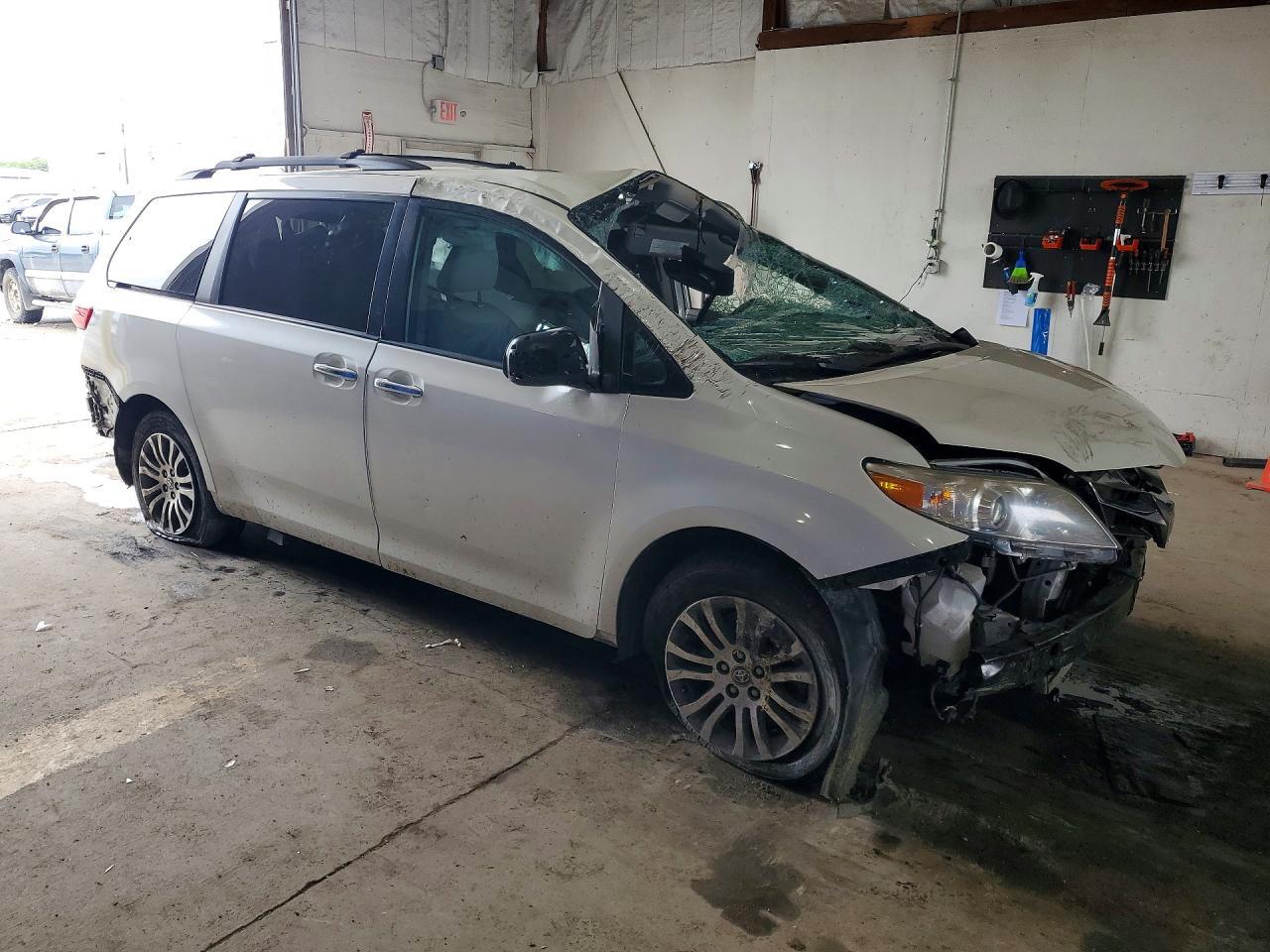 2020 TOYOTA SIENNA XLE 8-PASSENGER — Фото 4 из 14
