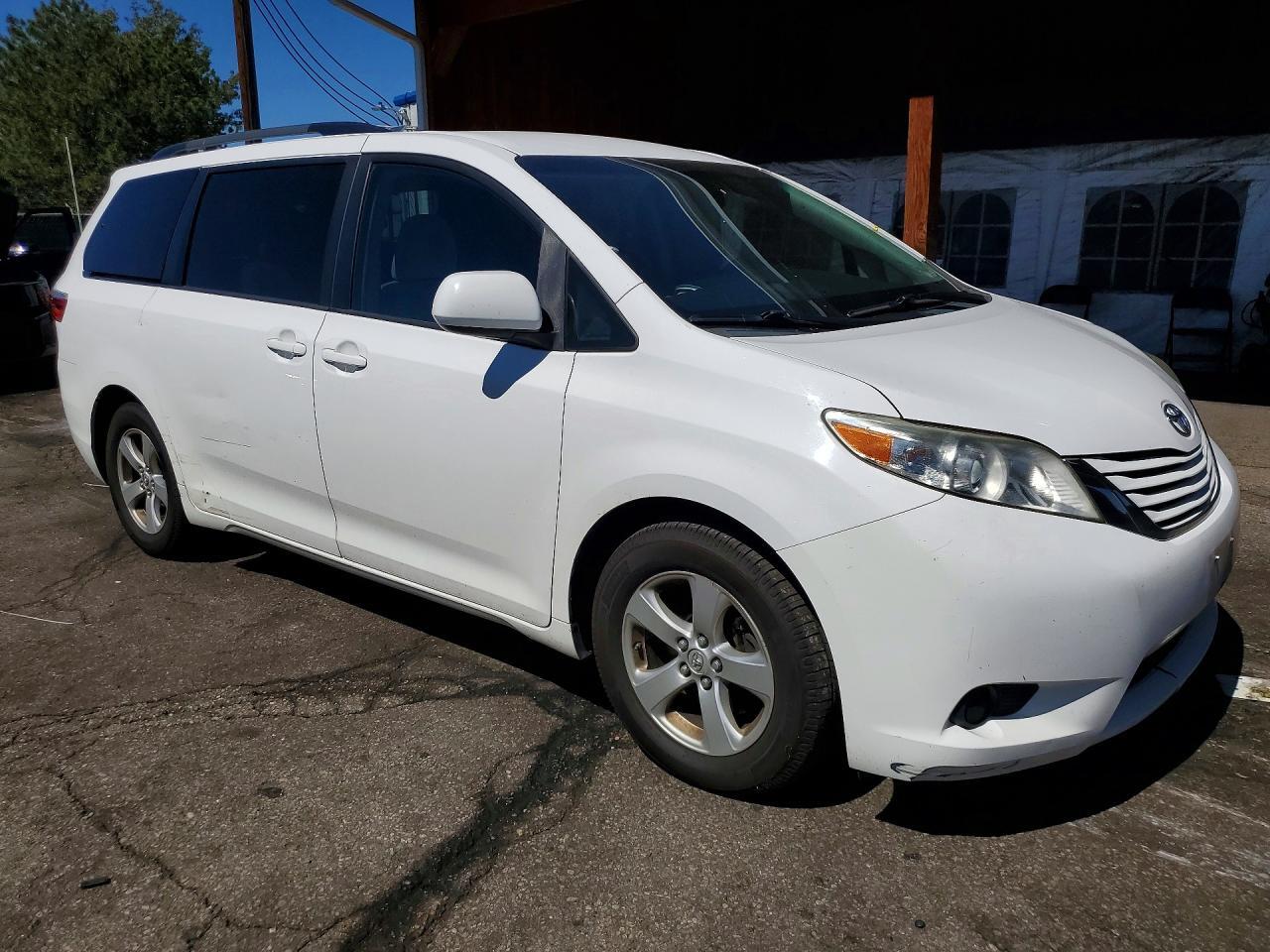 5TDKK3DC3FS585574 2015 TOYOTA SIENNA photo no. 4