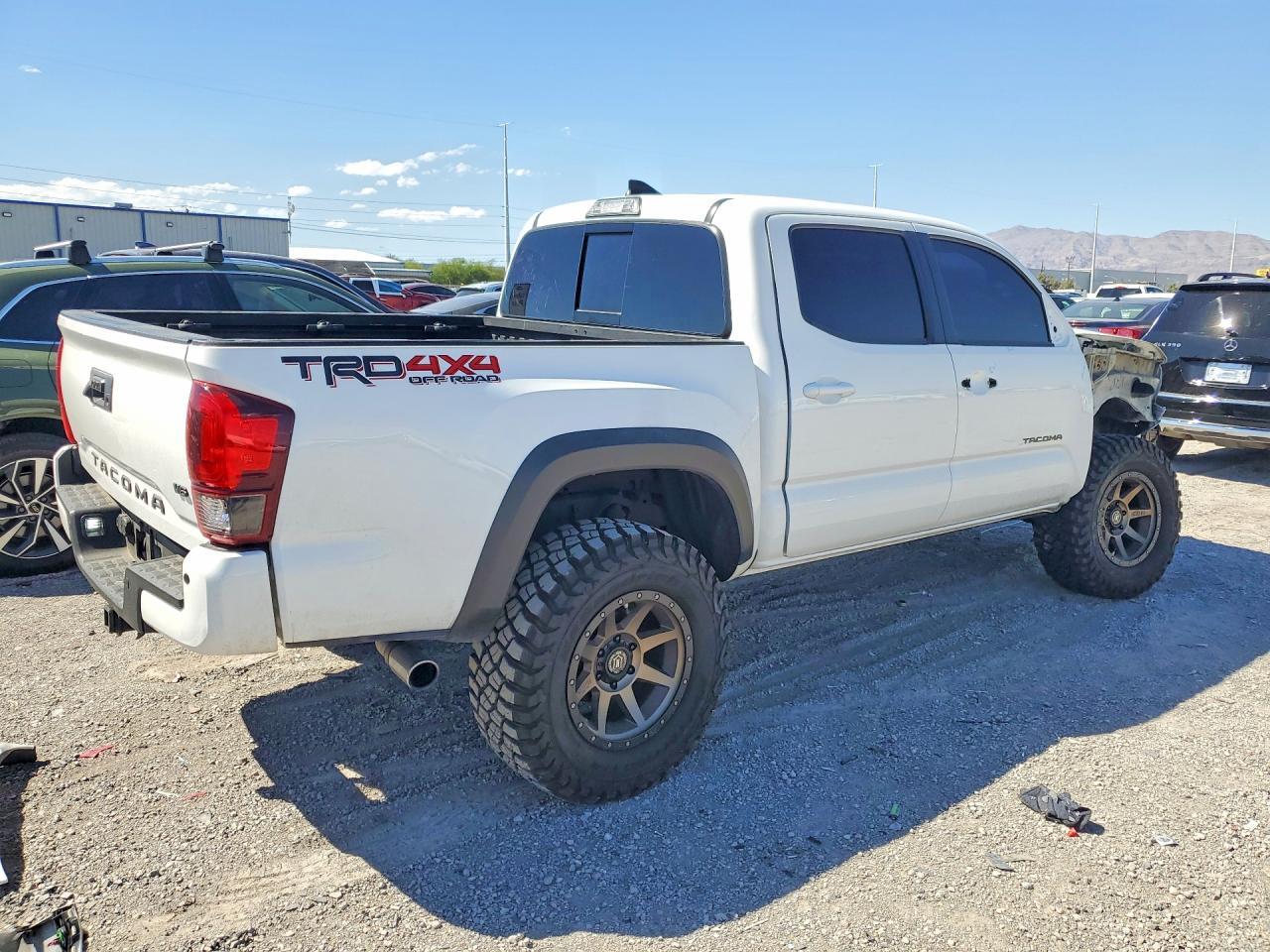 2019 TOYOTA TACOMA TRD OFF-ROAD — Фото 3 из 13