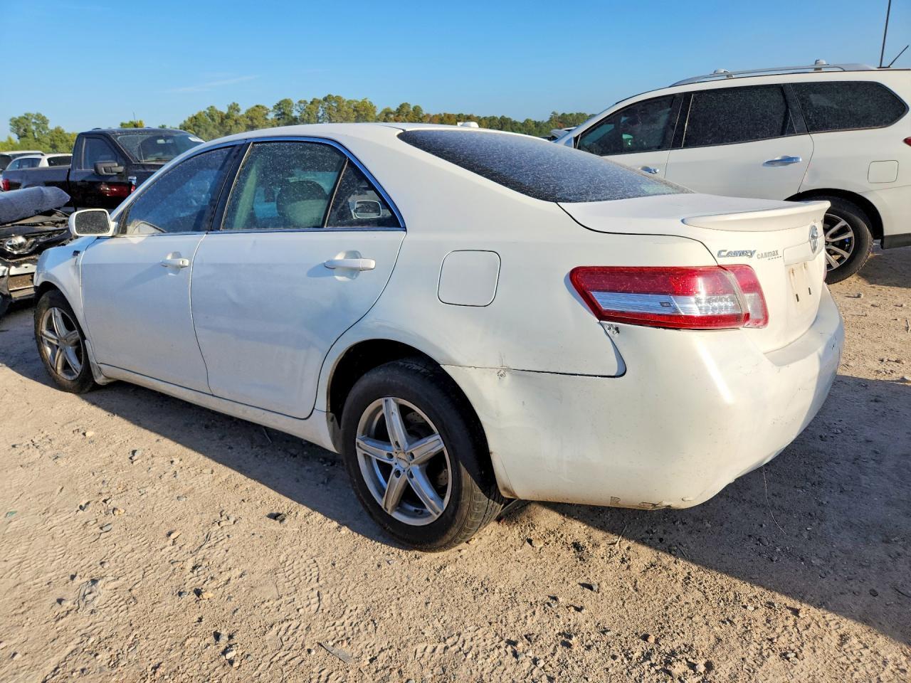 2010 TOYOTA CAMRY LE — Фото 2 из 12