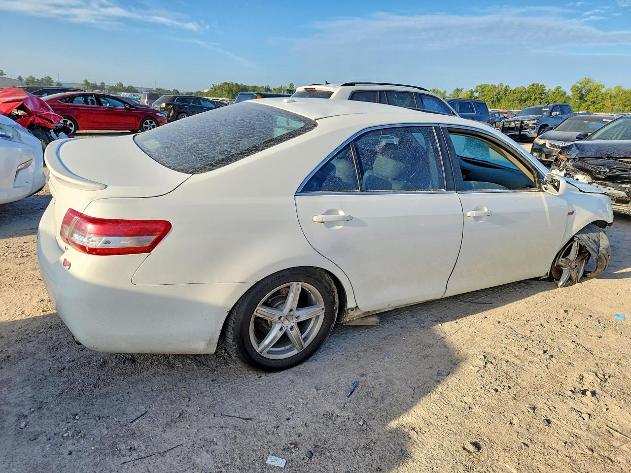2010 TOYOTA CAMRY LE — Фото 3 из 12