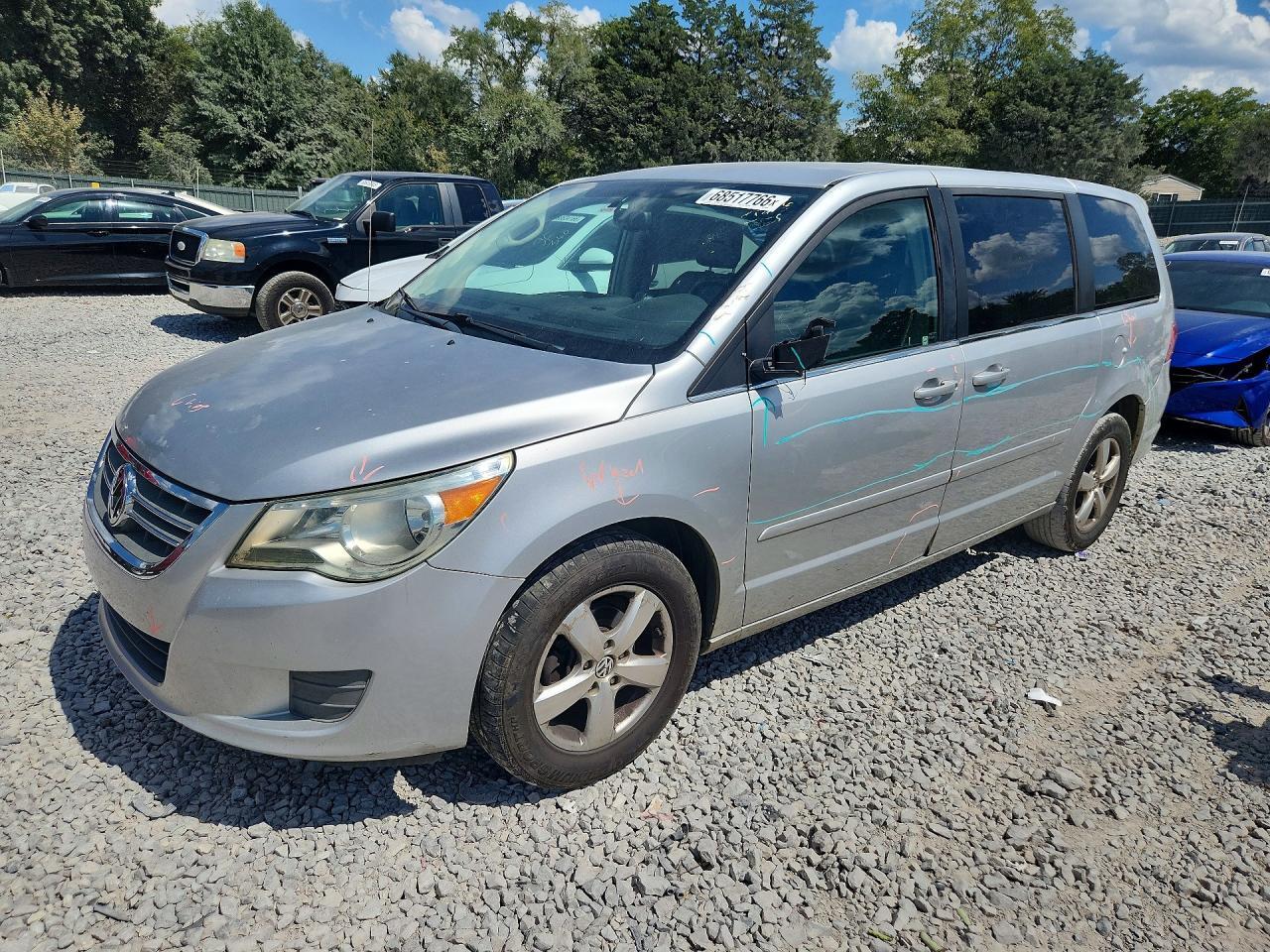2010 VOLKSWAGEN ROUTAN 2V4RW3D11AR354018