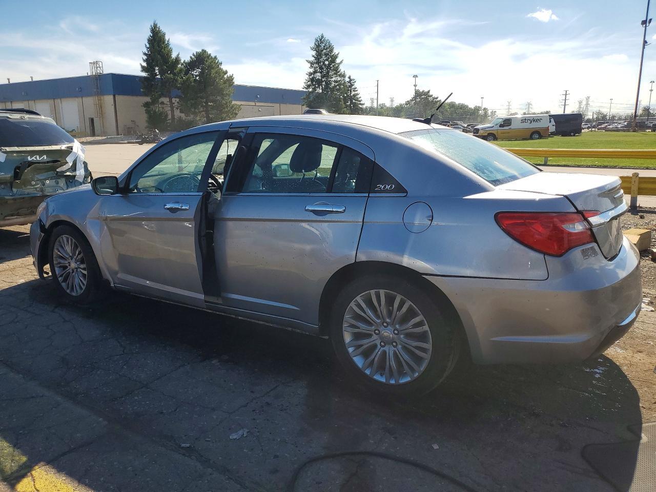 2013 CHRYSLER 200 LIMITED — Фото 2 из 12