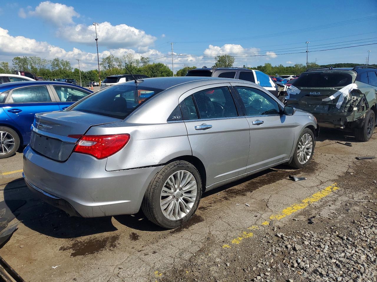 2013 CHRYSLER 200 LIMITED — Фото 3 из 12