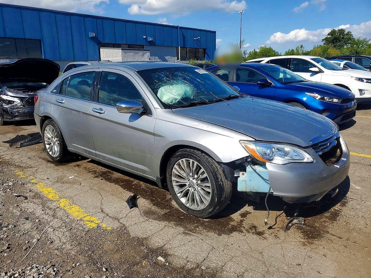 2013 CHRYSLER 200 LIMITED — Фото 4 из 12