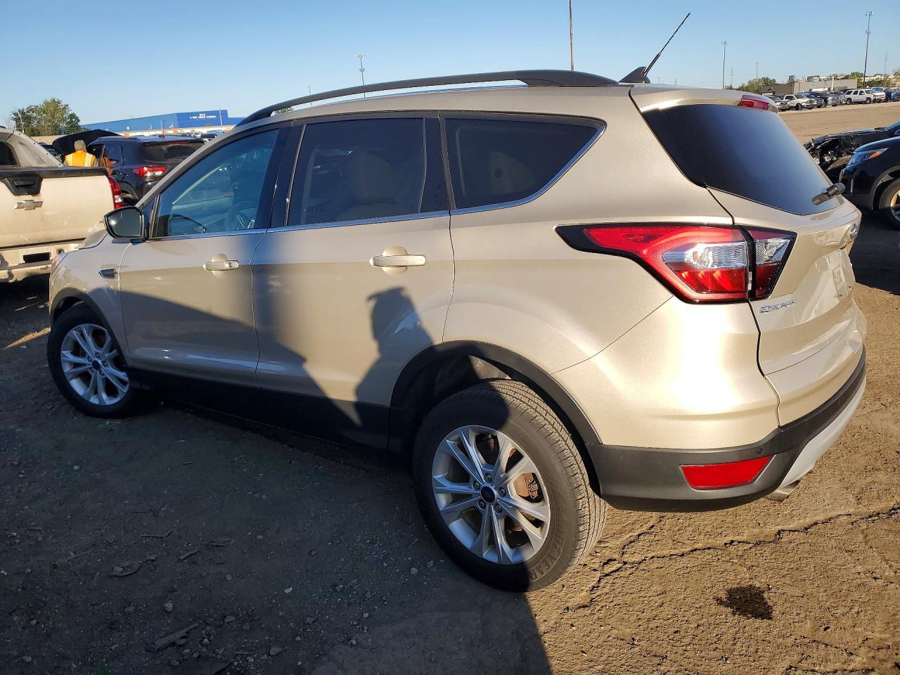 1FMCU0HD2JUD57923 2018 FORD ESCAPE photo no. 2