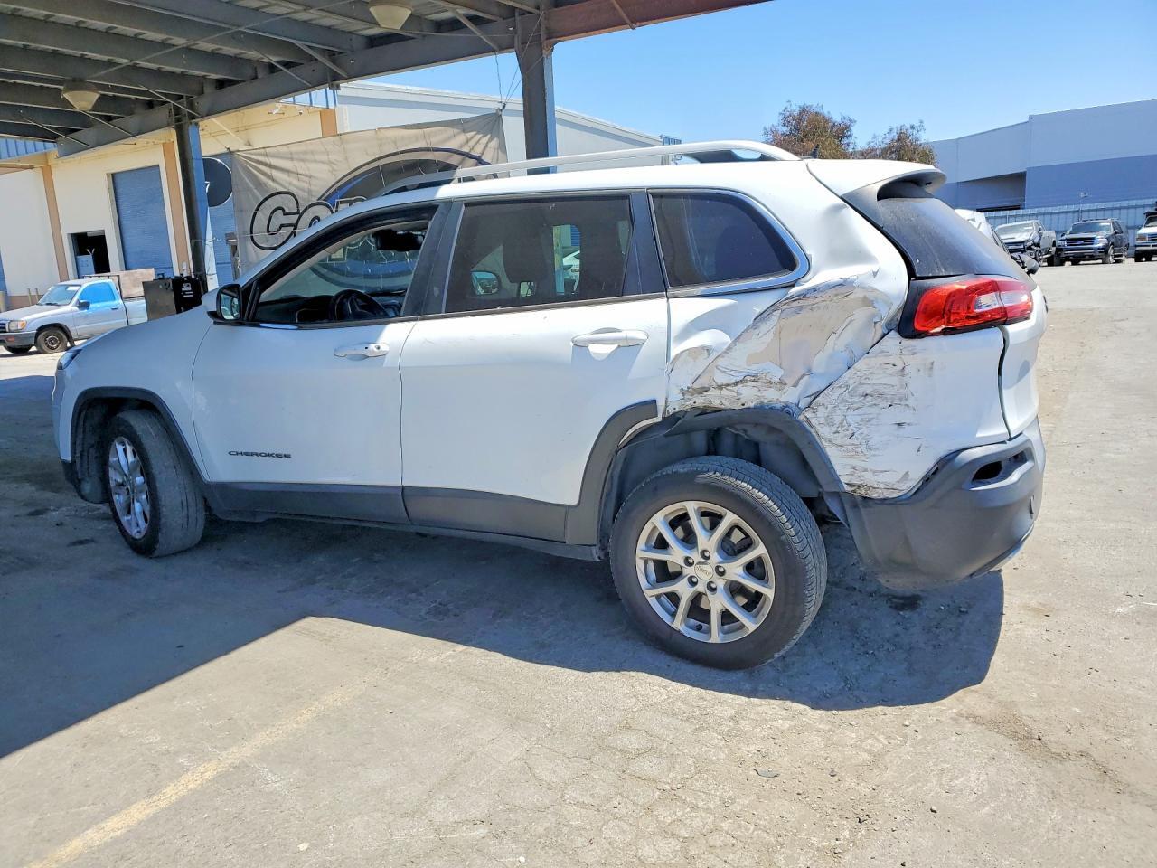 1C4PJLCS6FW580418 2015 JEEP CHEROKEE photo no. 2