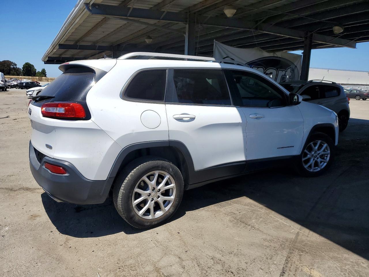 1C4PJLCS6FW580418 2015 JEEP CHEROKEE photo no. 3