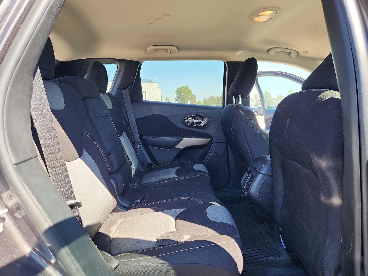 1C4PJLCB6JD588393 2018 JEEP CHEROKEE photo no. 10