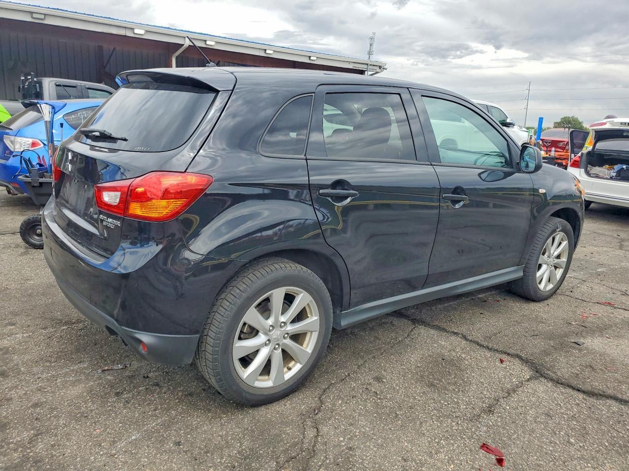 2015 MITSUBISHI OUTLANDER SPORT ES — Фото 3 из 12