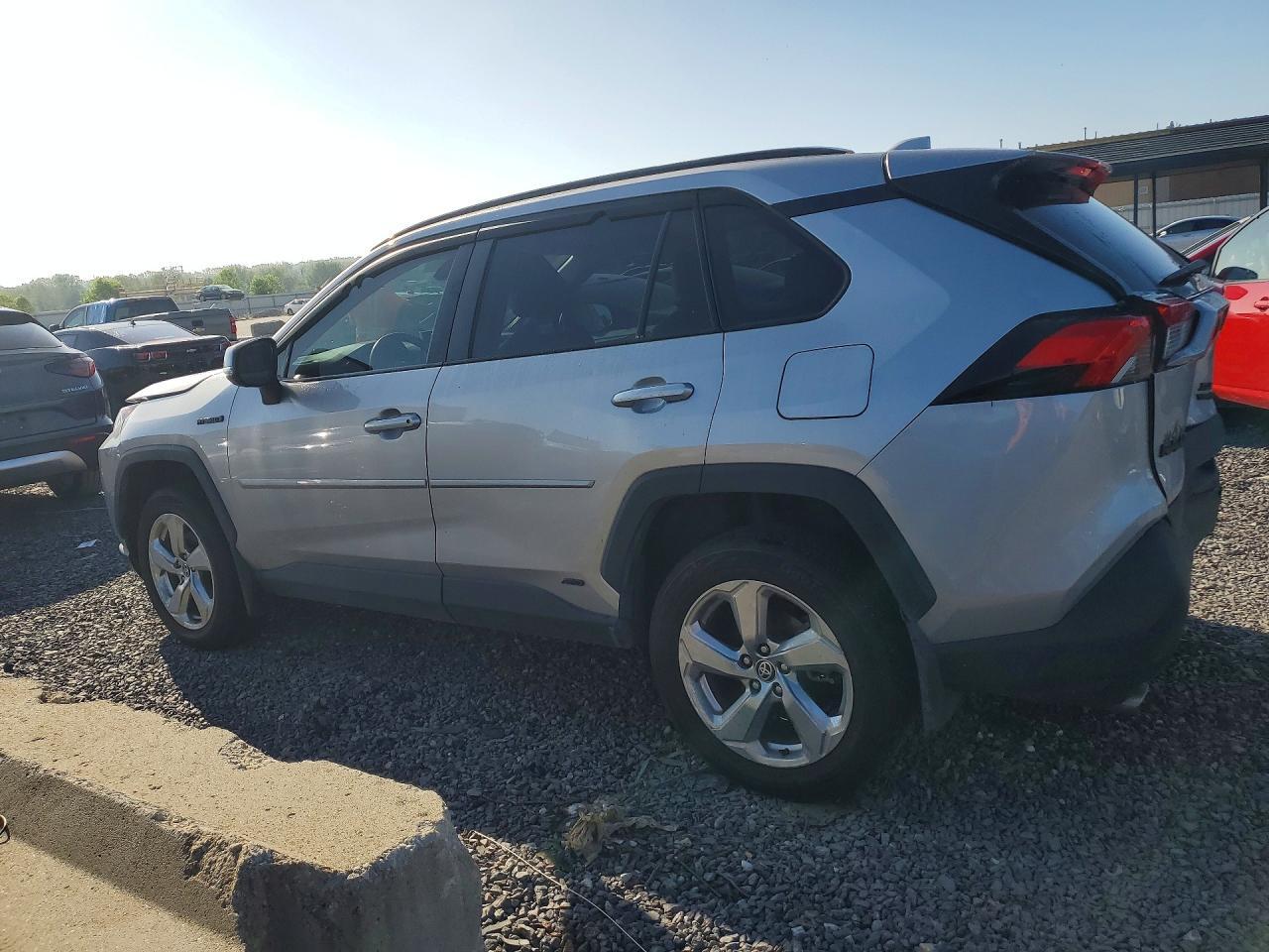 2021 TOYOTA RAV4 — Фото 2 из 13