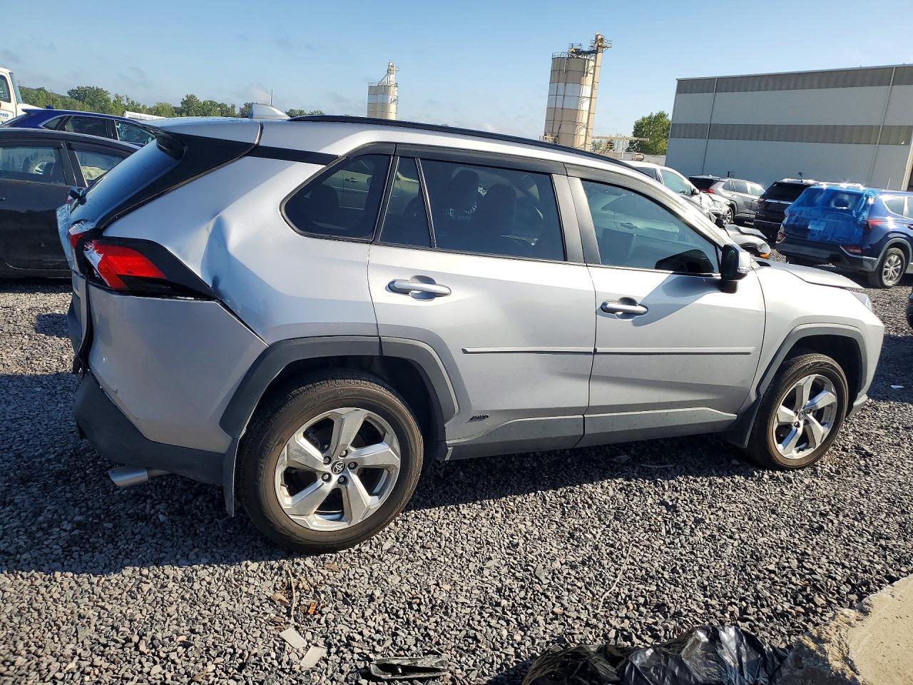 2021 TOYOTA RAV4 — Фото 3 из 13