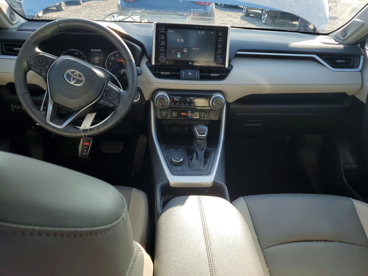 2021 TOYOTA RAV4 — Фото 8 из 13