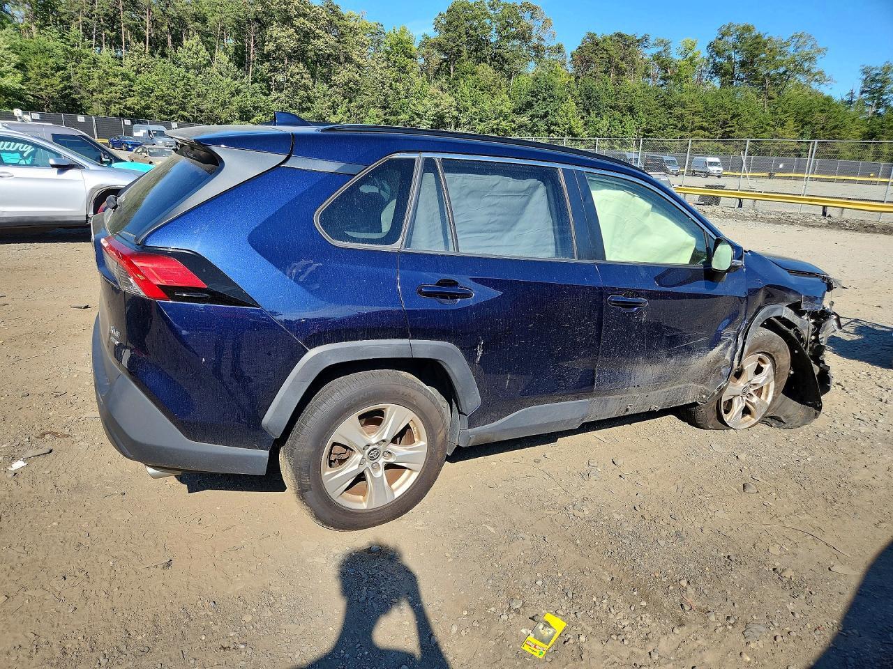 2019 TOYOTA RAV4 XLE — Фото 3 из 13