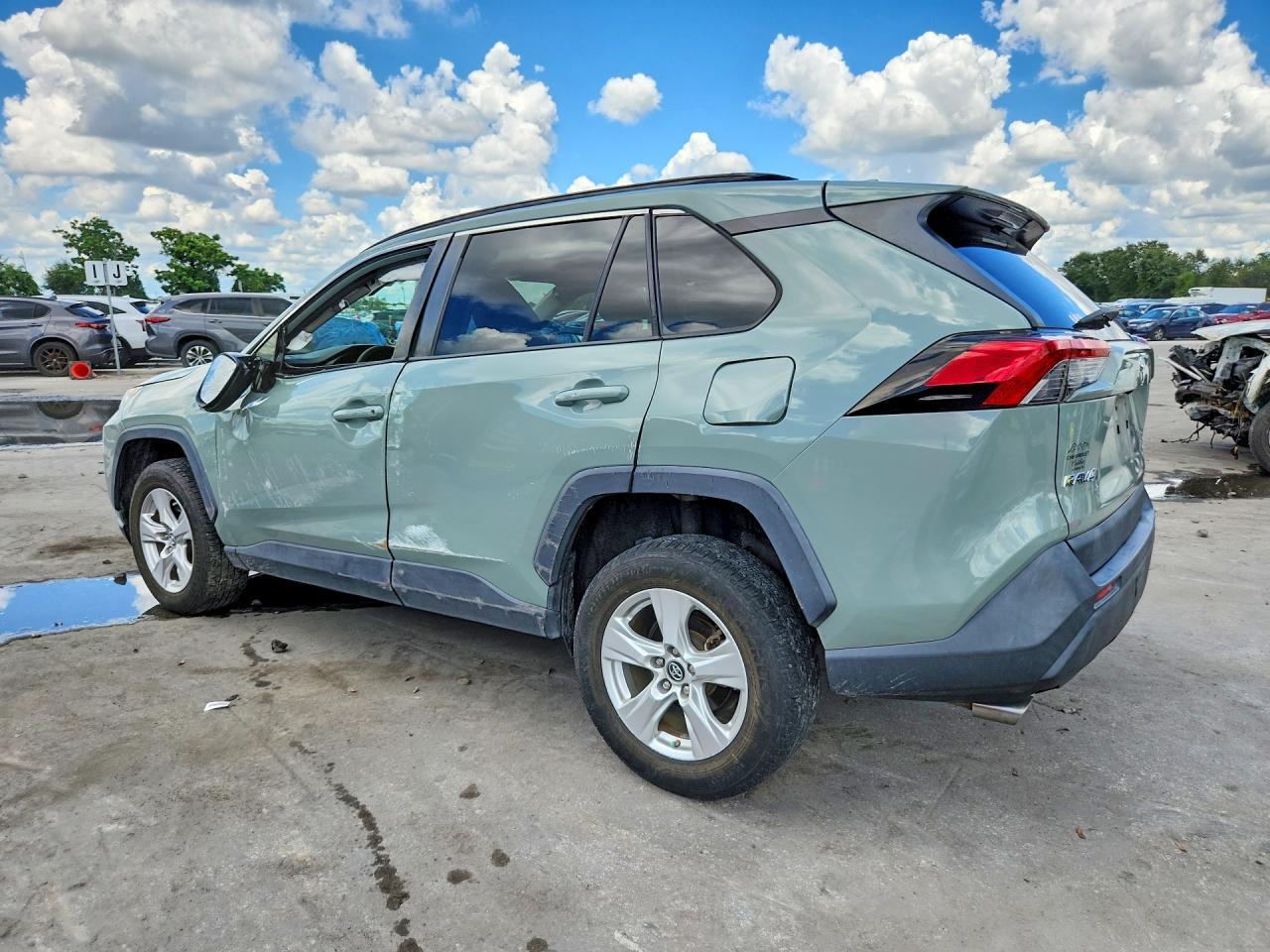 2019 TOYOTA RAV4 XLE — Фото 2 из 13