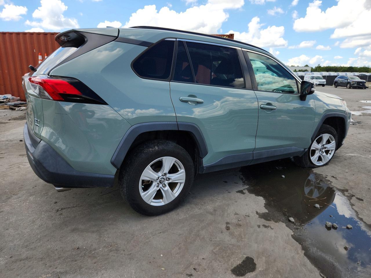 2019 TOYOTA RAV4 XLE — Фото 3 из 13
