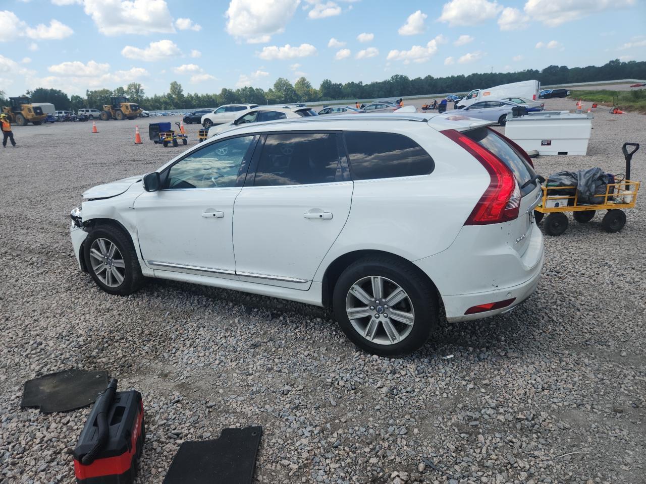 2016 VOLVO XC60 T6 PREMIER — Фото 2 из 13