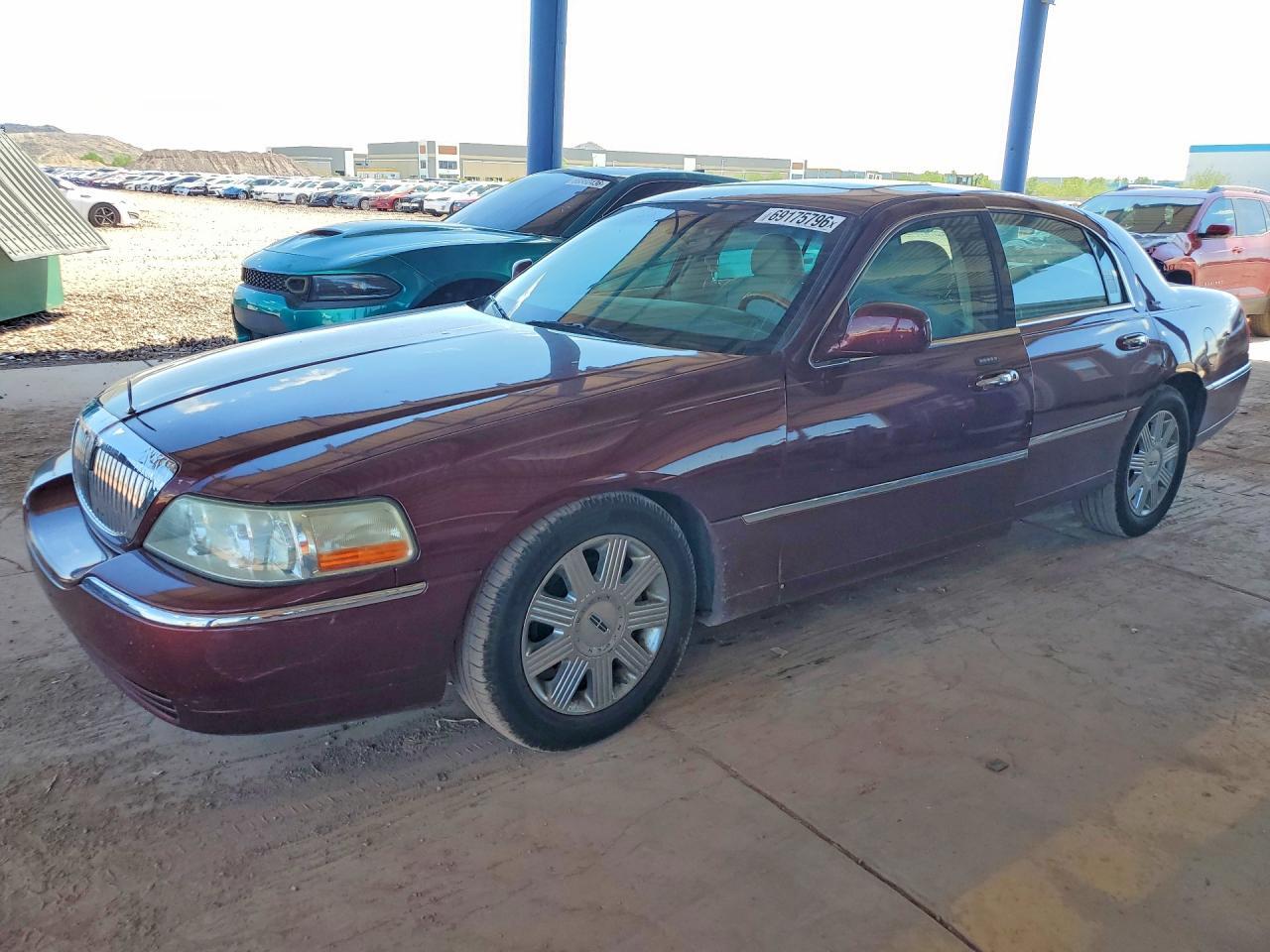 2004 LINCOLN TOWN CAR 1LNHM83W04Y628083