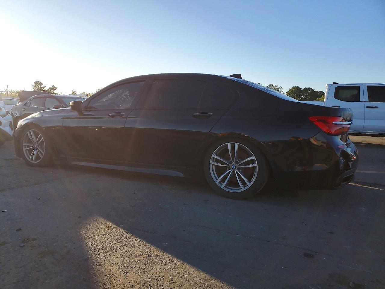 2016 BMW 750 XI — Фото 2 из 12