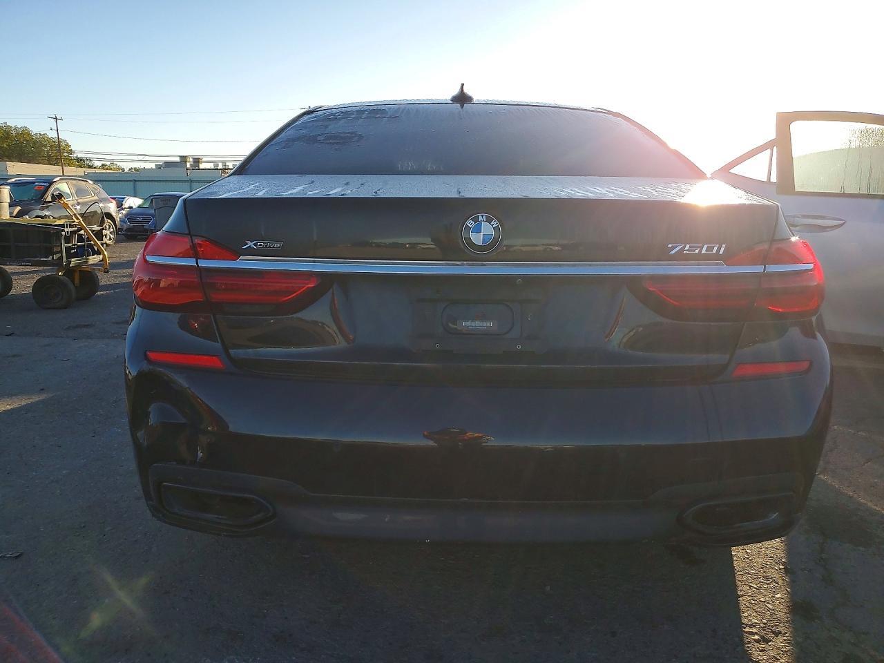2016 BMW 750 XI — Фото 6 из 12